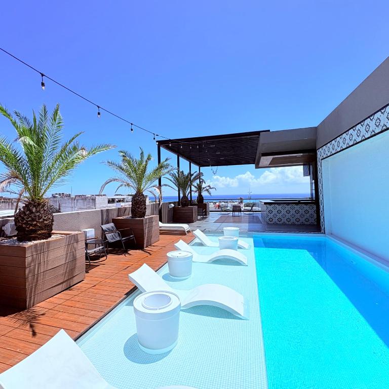 Queen Suite Oasis Just Minutes from the Beach - Deluxe King Studio - 17