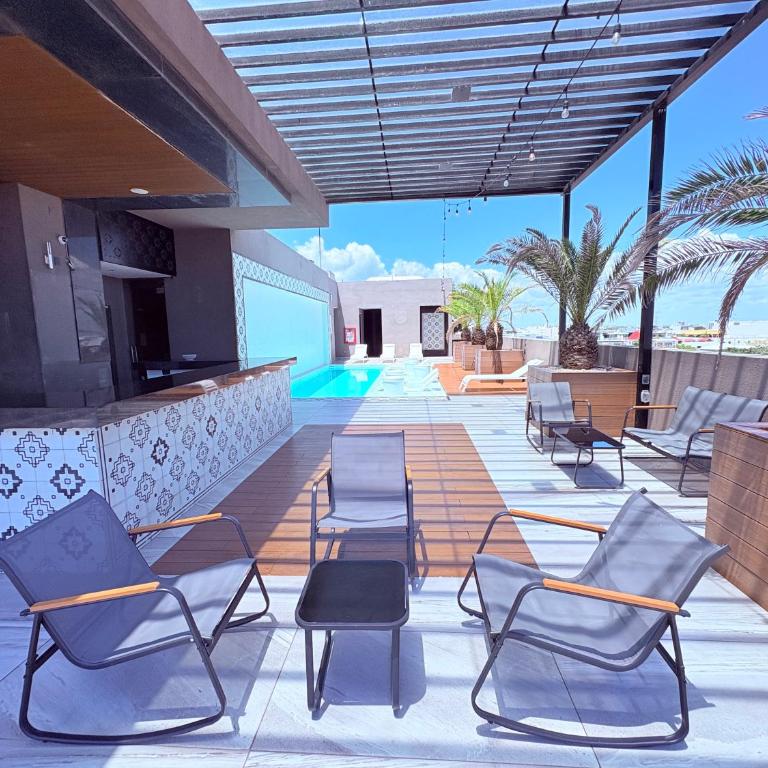 Queen Suite Oasis Just Minutes from the Beach - Deluxe King Studio - 23