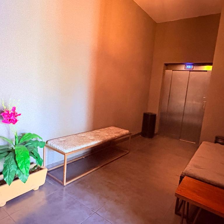 Queen Suite Oasis Just Minutes from the Beach - Deluxe King Studio - 24
