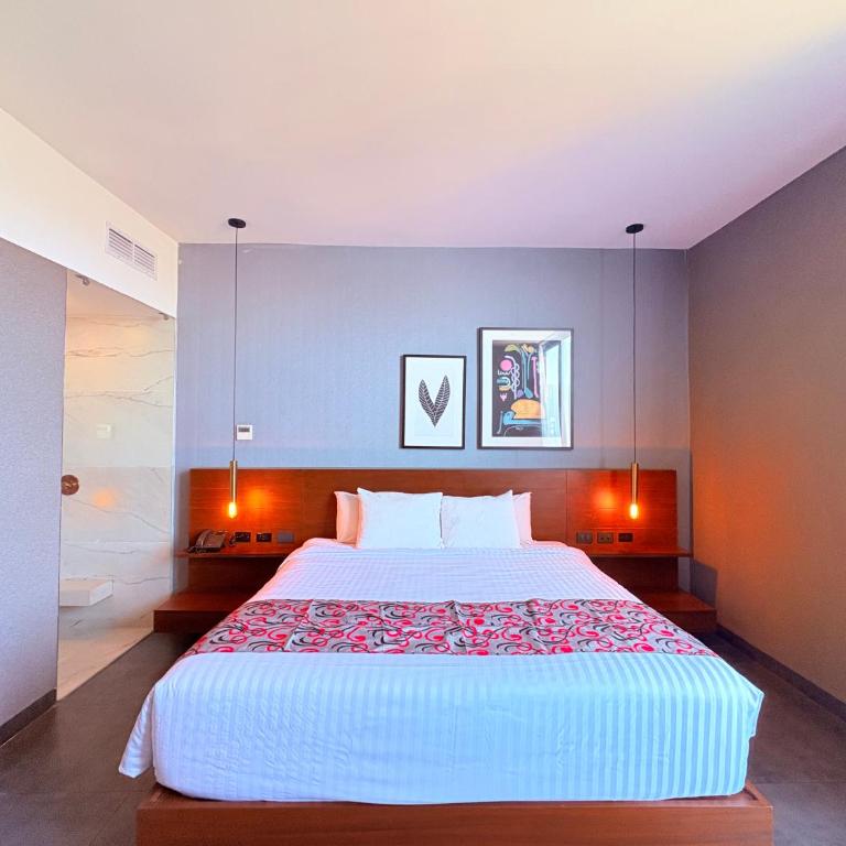 Queen Suite Oasis Just Minutes from the Beach - Deluxe King Studio - 31