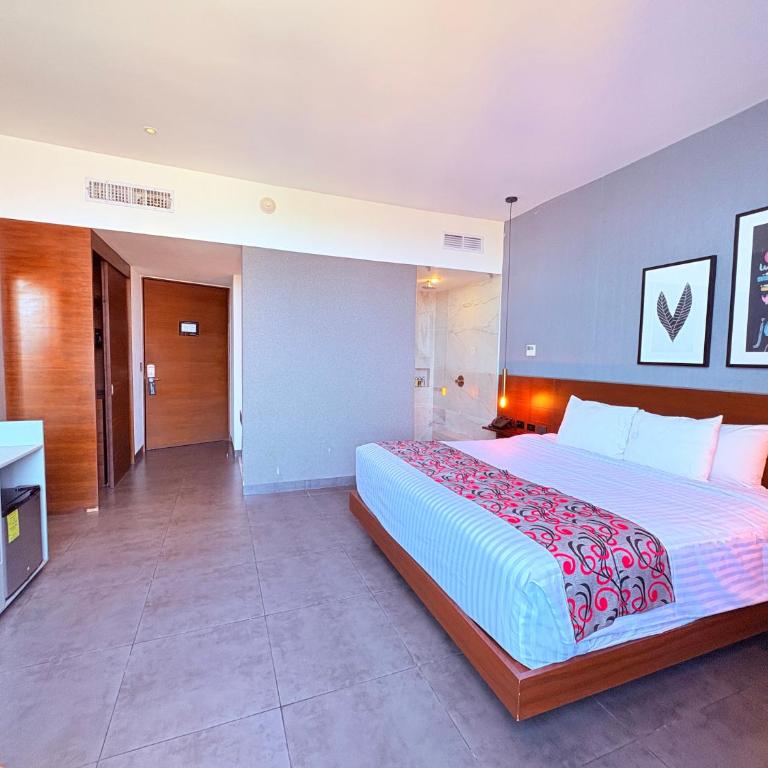 Queen Suite Oasis Just Minutes from the Beach - Deluxe King Studio - 38