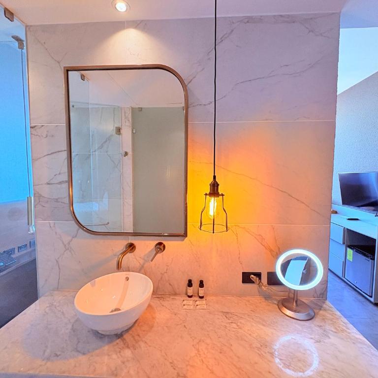 Queen Suite Oasis Just Minutes from the Beach - Deluxe King Studio - 41