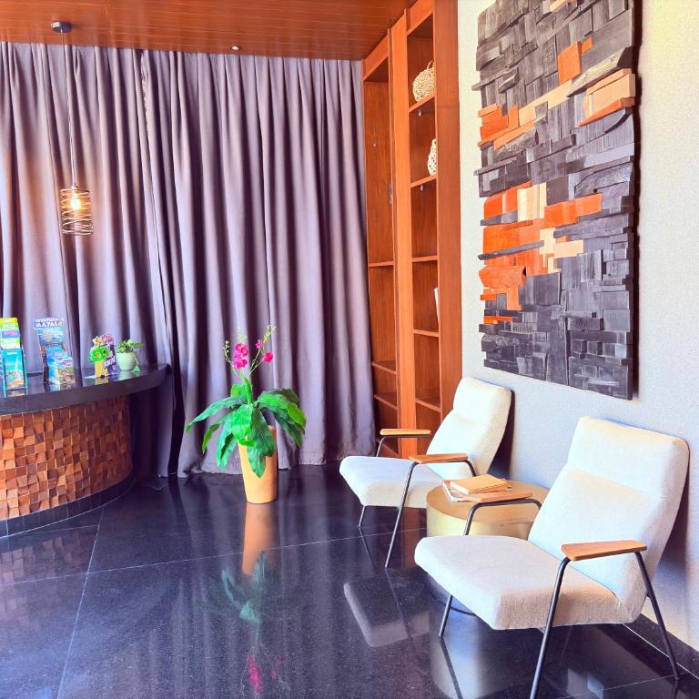 Queen Suite Oasis Just Minutes from the Beach - Deluxe King Studio - 44