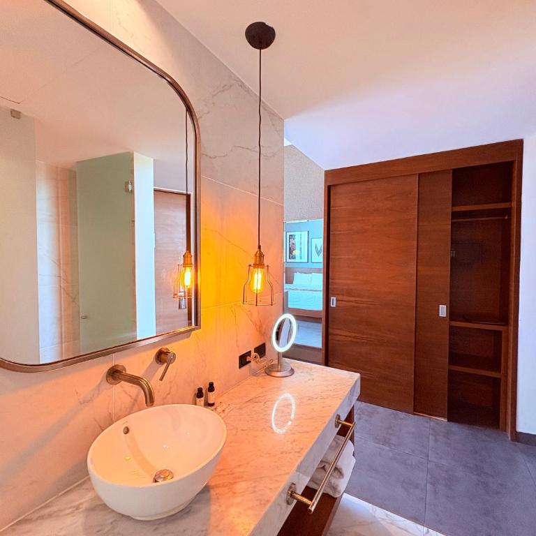 Queen Suite Oasis Just Minutes from the Beach - Deluxe King Studio - 51