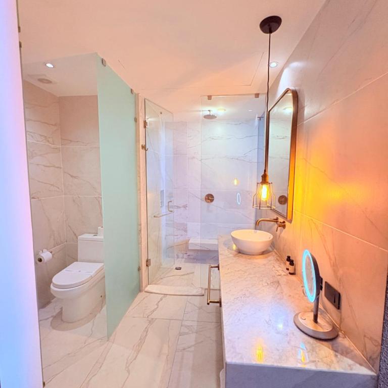 Queen Suite Oasis Just Minutes from the Beach - Deluxe King Studio - 52