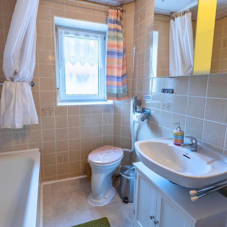 Haus Hindelang - 2 FeWos mit Zugspitzblick, inkl Königscard, gratis Parken & WLAN, Self Check-In, 5 Minuten ins Zentrum - Apartment mit Aussicht und Balkon - 26