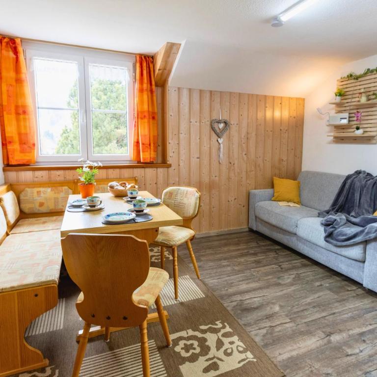 Haus Hindelang - 2 FeWos mit Zugspitzblick, inkl Königscard, gratis Parken & WLAN, Self Check-In, 5 Minuten ins Zentrum - Apartment mit Aussicht und Balkon - 2
