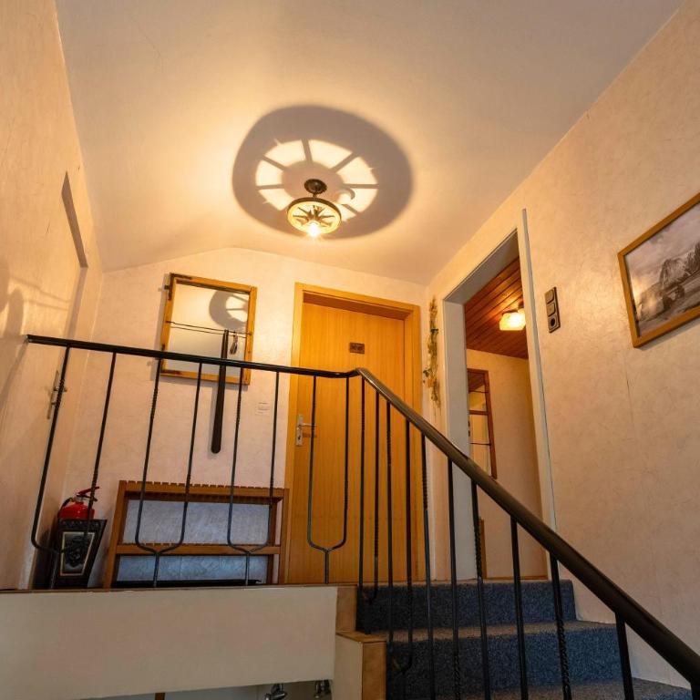Haus Hindelang - 2 FeWos mit Zugspitzblick, inkl Königscard, gratis Parken & WLAN, Self Check-In, 5 Minuten ins Zentrum - Apartment mit Aussicht und Balkon - 30