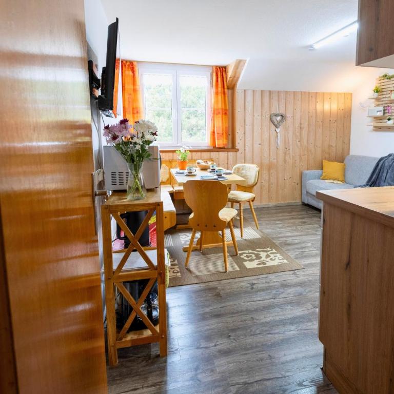 Haus Hindelang - 2 FeWos mit Zugspitzblick, inkl Königscard, gratis Parken & WLAN, Self Check-In, 5 Minuten ins Zentrum - Apartment mit Aussicht und Balkon - 5