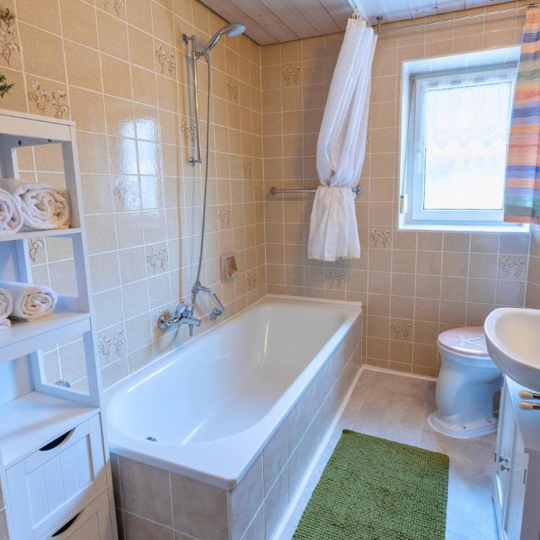 Haus Hindelang - 2 FeWos mit Zugspitzblick, inkl Königscard, gratis Parken & WLAN, Self Check-In, 5 Minuten ins Zentrum - Apartment mit Aussicht und Balkon - 25