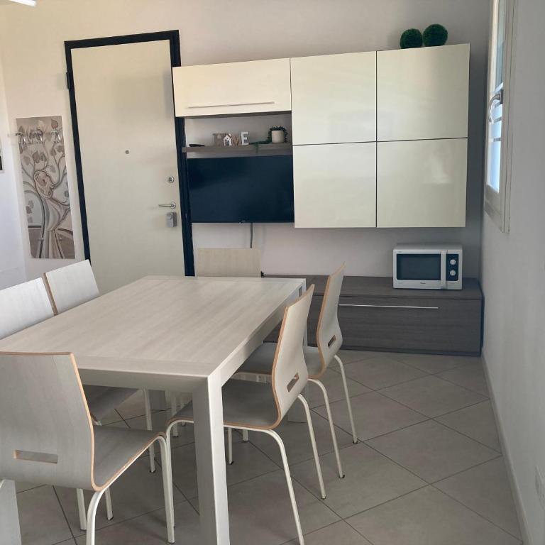 L G House - Two-Bedroom Apartment with Pool View - 1
