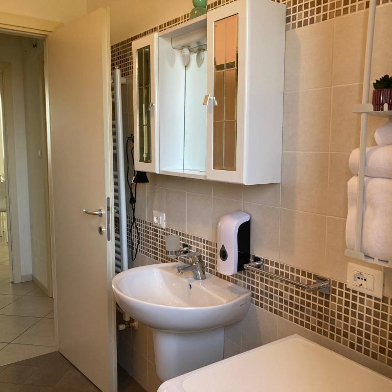 L G House - Two-Bedroom Apartment with Pool View - 18