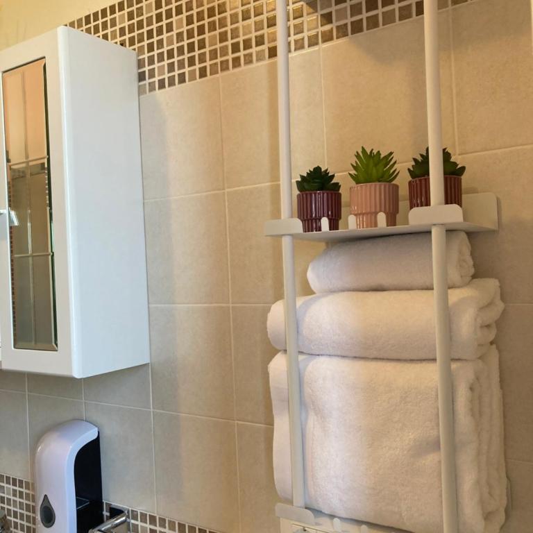 L G House - Two-Bedroom Apartment with Pool View - 20