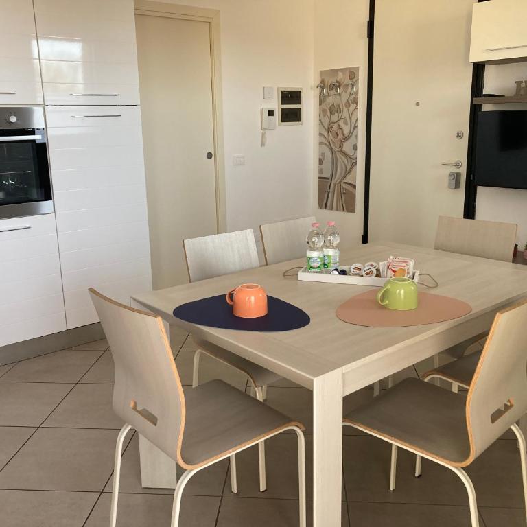 L G House - Two-Bedroom Apartment with Pool View - 7