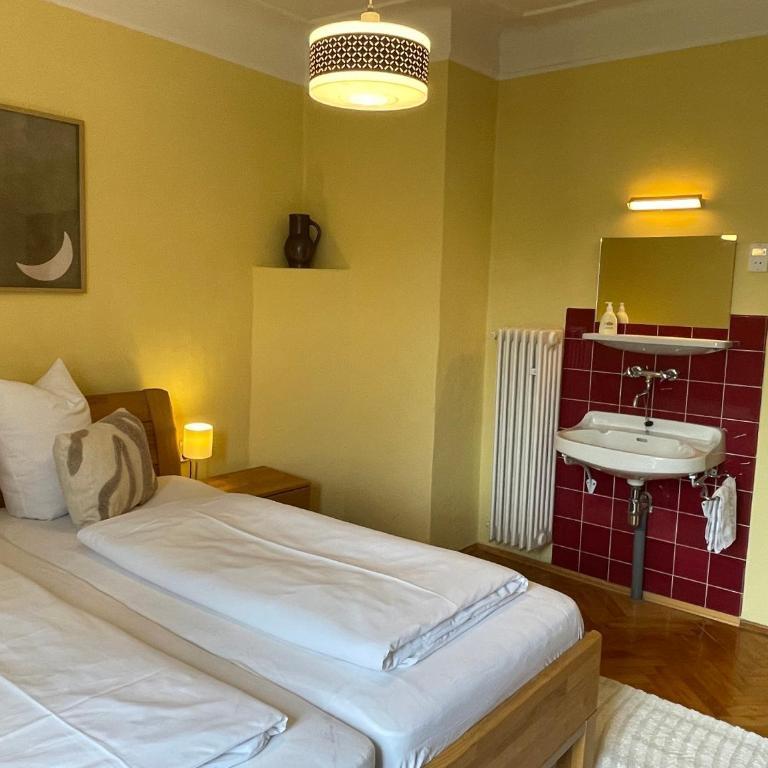 Zur goldenen Krone - Doppelzimmer mit eigenem externen Bad - 4