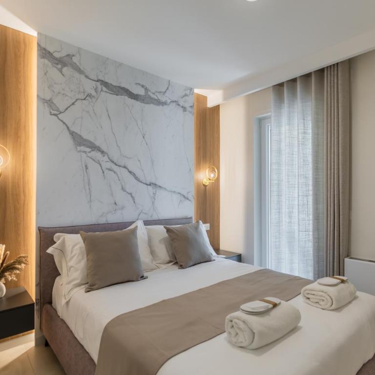Campo's Guest House Airport - Double Room with Balcony - 11