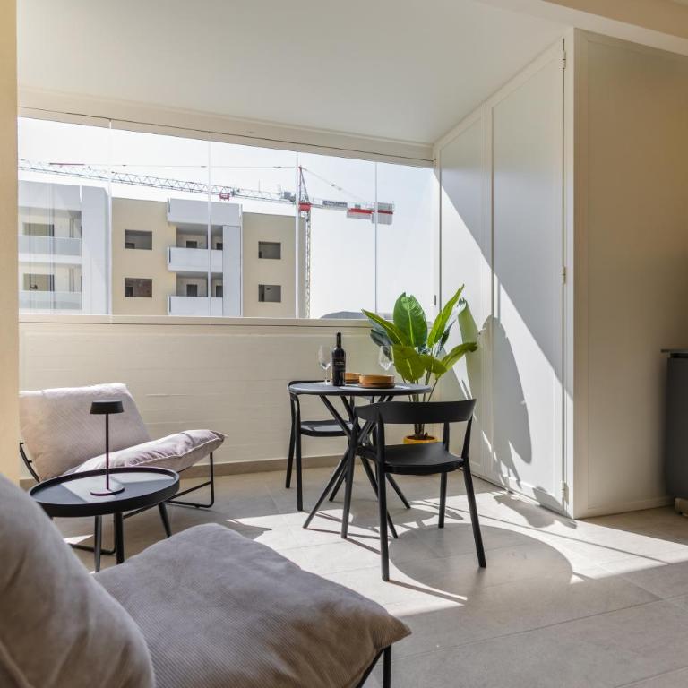 Campo's Guest House Airport - Double Room with Balcony - 1