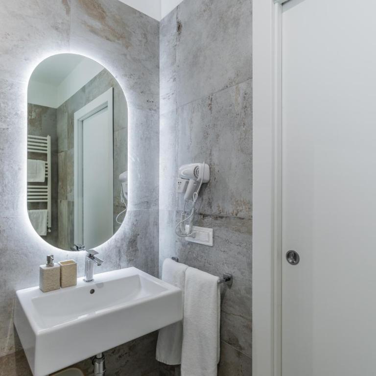 Campo's Guest House Airport - Double Room with Balcony - 13
