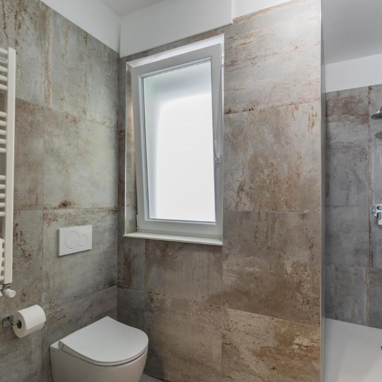 Campo's Guest House Airport - Double Room with Balcony - 16