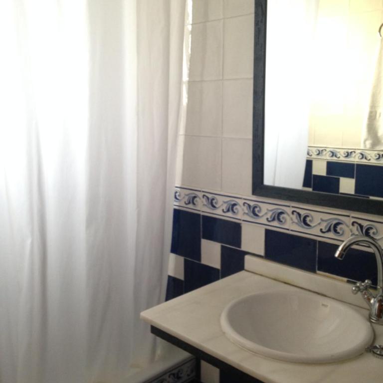 Hostal Aranda - Habitación Doble con balcón y vistas al mar - 3