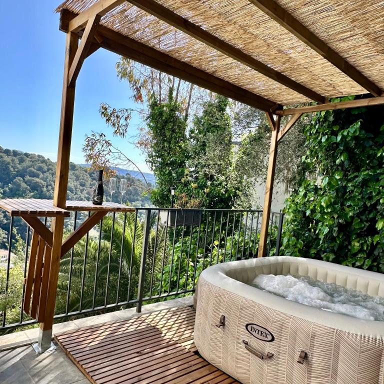 Studio romantique avec jacuzzi privé - aperçu mer - terrasse - parking gratuit - Appartement 1 Chambre - 1