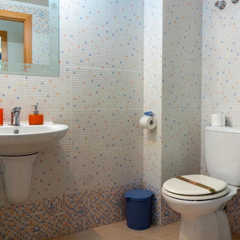 Global Vacacional, Amplia planta baja con dos habitaciones en Canet - Appartement avec Terrasse - 15