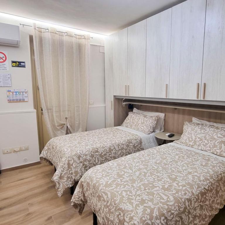 La Rosa House - Double or Twin Room with Private Bathroom - 11