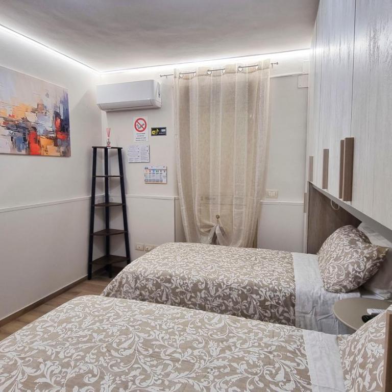 La Rosa House - Double or Twin Room with Private Bathroom - 9