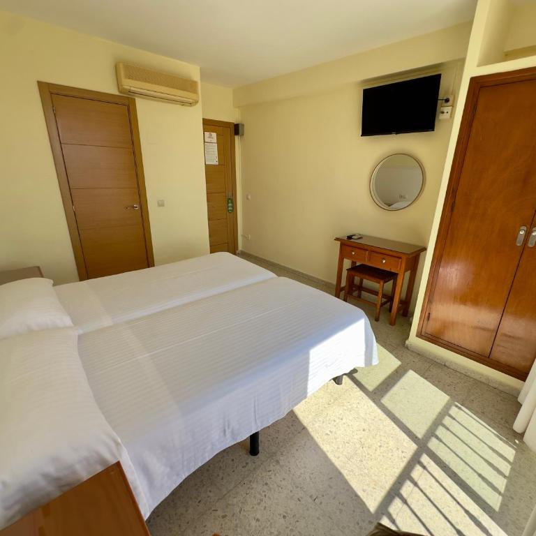 Hotel Cabello - Habitación Doble con vistas al mar - 2 camas - 14