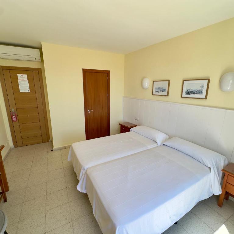 Hotel Cabello - Habitación Doble con vistas al mar - 2 camas - 11