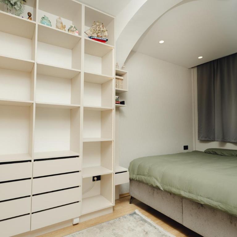 Stylish Urban Hideout - Free Pool & Breakfast Access - One-Bedroom Apartment - 8