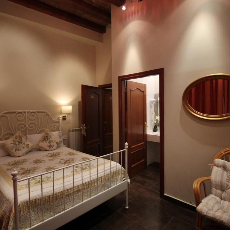 Hostal Orleans - Double or Twin Room with Private Bathroom - 16