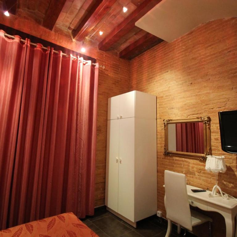 Hostal Orleans - Double or Twin Room with Private Bathroom - 40