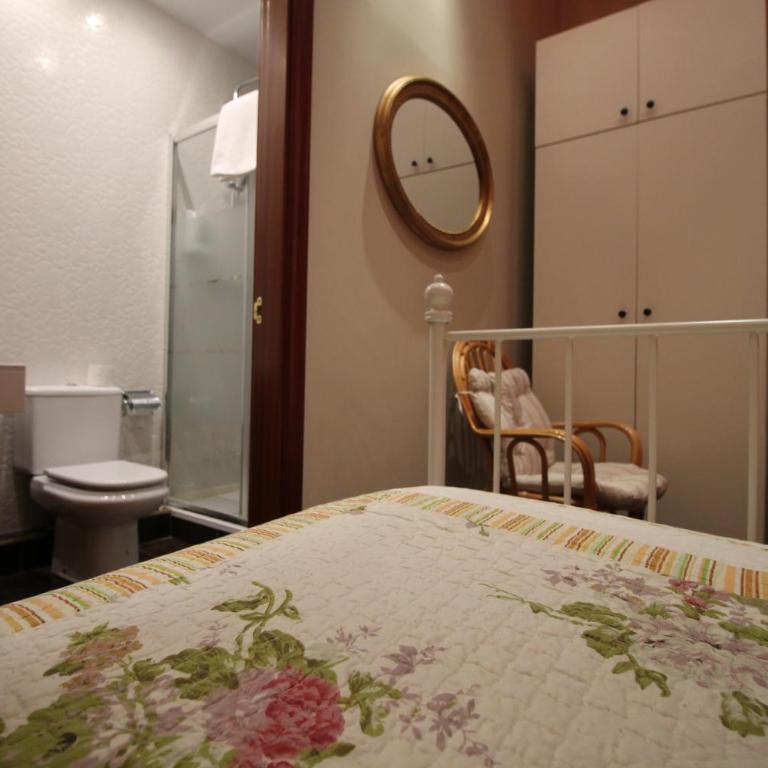 Hostal Orleans - Double or Twin Room with Private Bathroom - 30