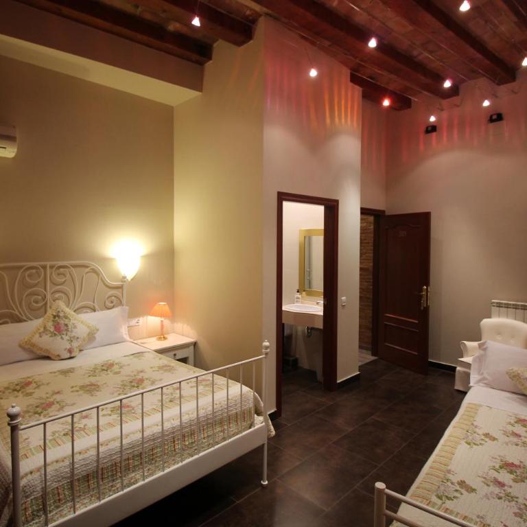 Hostal Orleans - Triple Room with Private Bathroom - 1