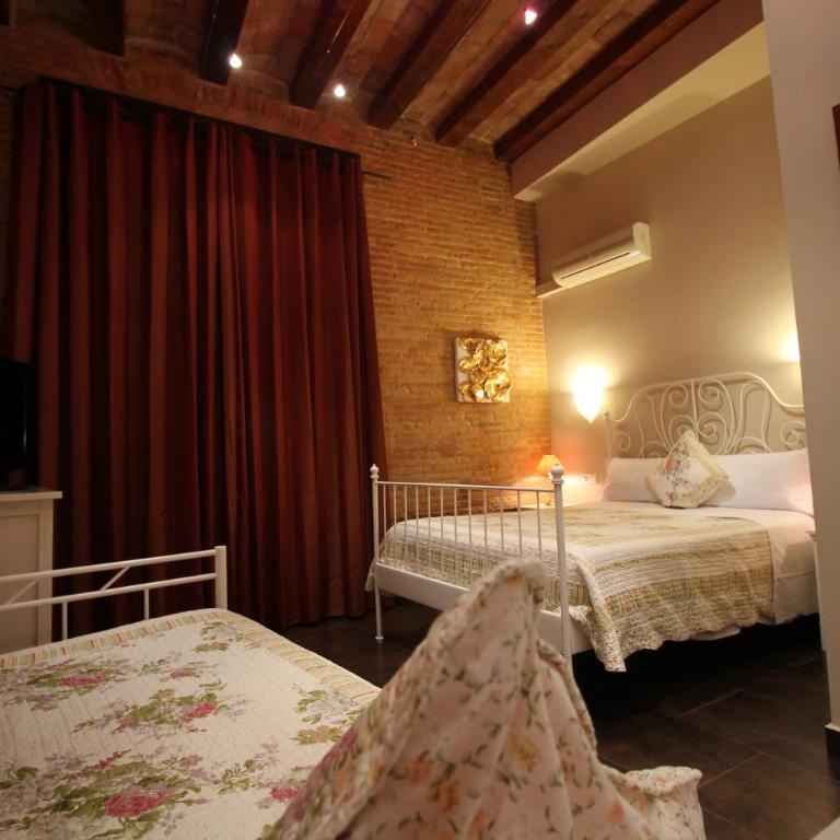 Hostal Orleans - Triple Room with Private Bathroom - 10