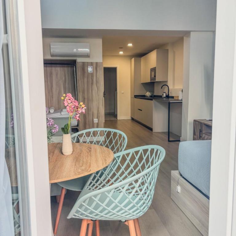 Old Town Home Collection - One-Bedroom Apartment - 4