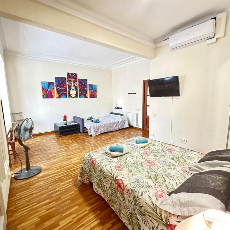Rooms Aribau - Quadruple Room with Shared Bathroom - 1