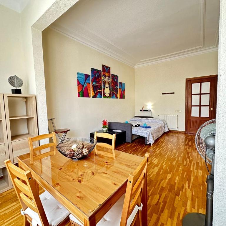 Rooms Aribau - Quadruple Room with Shared Bathroom - 4