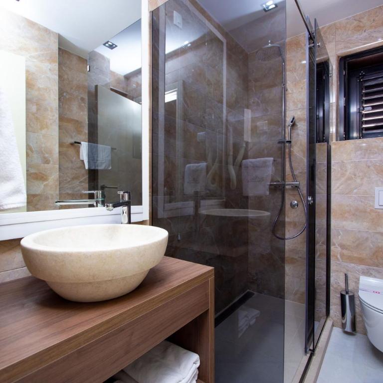 Hotel Aleksandar Rafailovići - Dvokrevetna Soba sa Bračnim Krevetom - 3