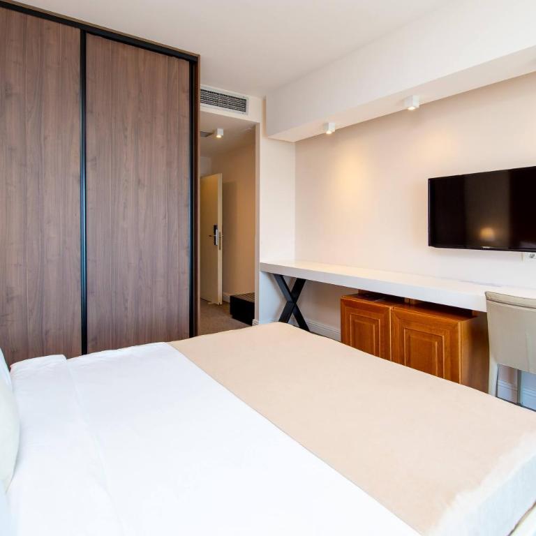 Hotel Aleksandar Rafailovići - Dvokrevetna Soba sa Bračnim Krevetom i Pogledom na More - 3