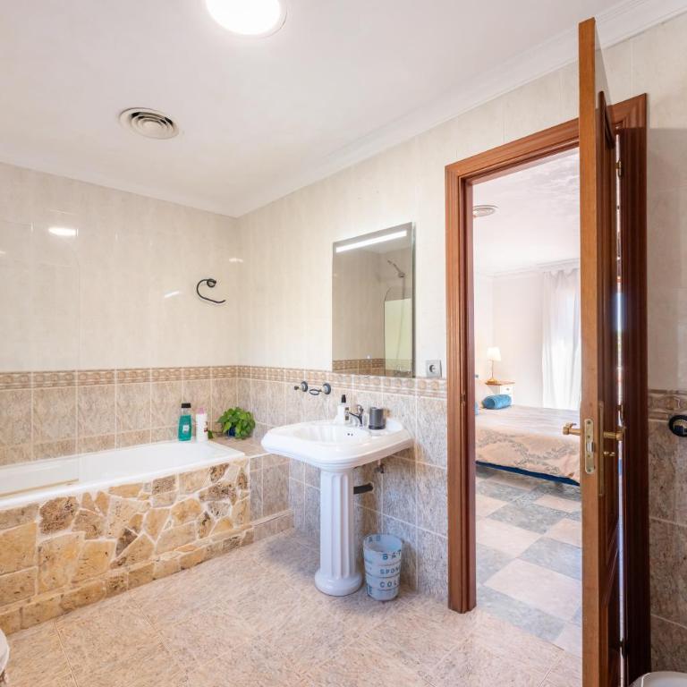 Majestic Villa by the Beach Heated Private Pool & Jacuzzi - Villa with Sea View - 33