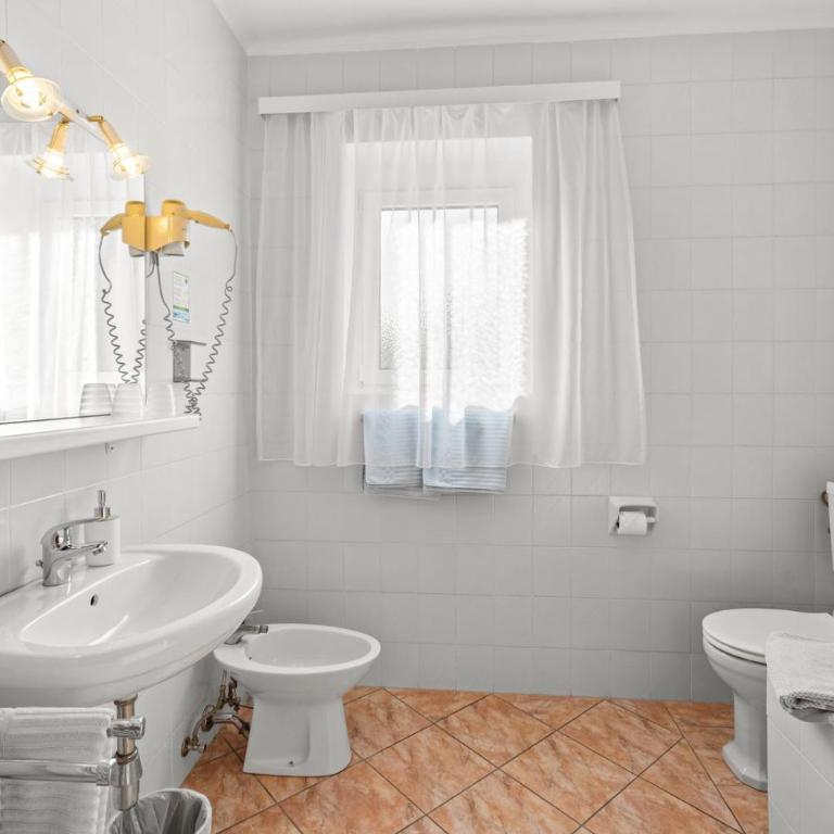 Hotel Nikolasch mit eigenem Seebad - Adults Preferred - Großes Doppelzimmer mit Seeblick - 5