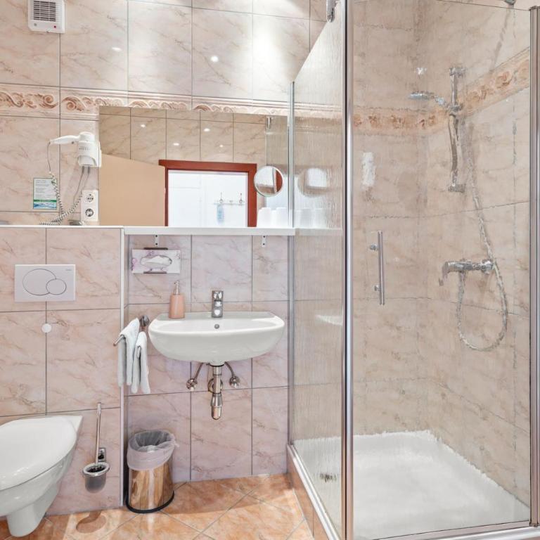 Hotel Nikolasch mit eigenem Seebad - Adults Preferred - Doppelzimmer mit Balkon und Seeblick - 7