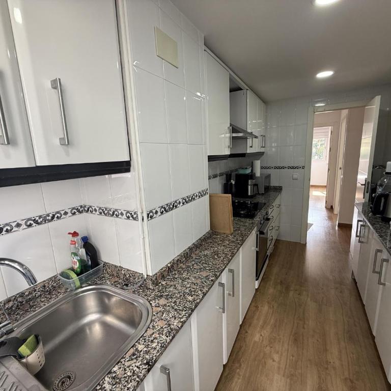 Apartamento en primera línea en Muchavista con terraza, piscina y vistas al mar by Turihome - Apartment - 20