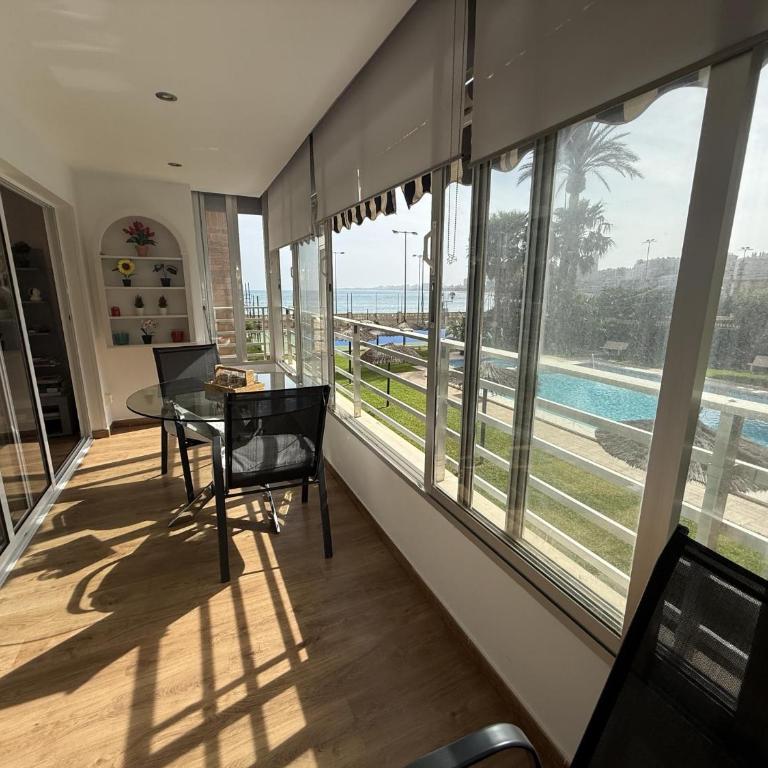 Apartamento en primera línea en Muchavista con terraza, piscina y vistas al mar by Turihome - Apartment - 22