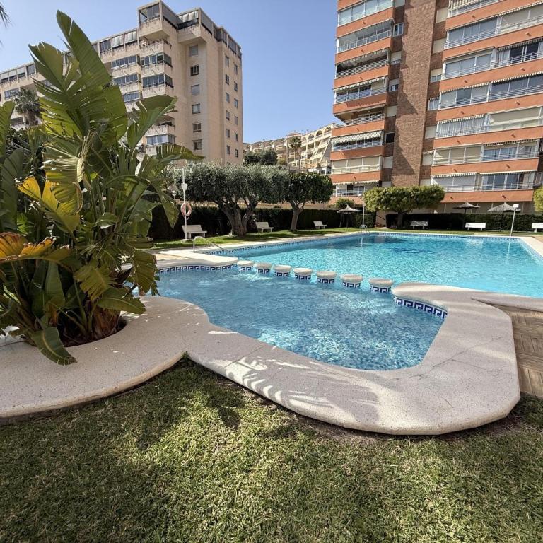 Apartamento en primera línea en Muchavista con terraza, piscina y vistas al mar by Turihome - Apartment - 26