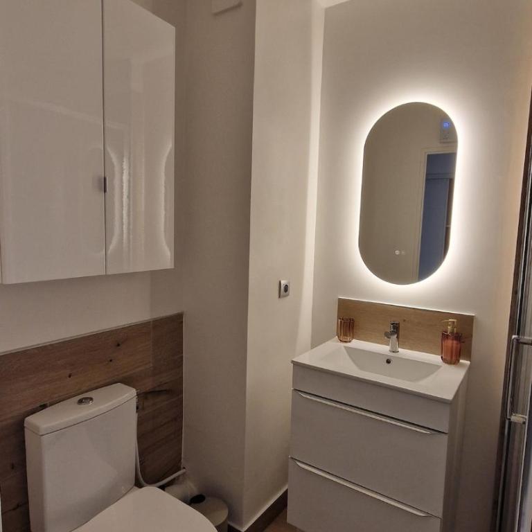 Nîmes Cozy & Central Apartment - One-Bedroom Apartment - 9