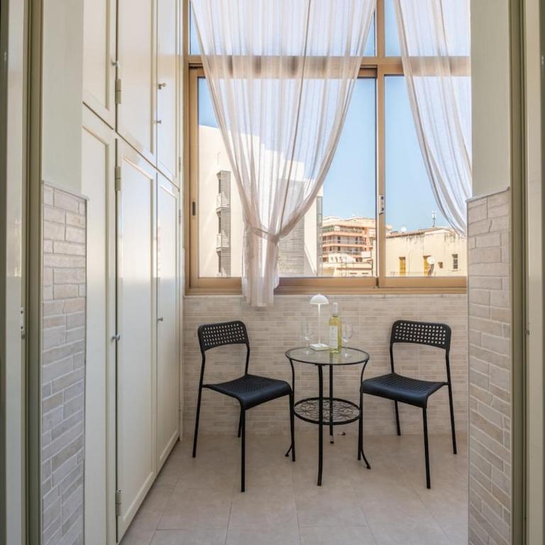 Bright apartment in the city center - Spacious & cozy - Appartamento con 2 Camere da Letto e Balcone - 2