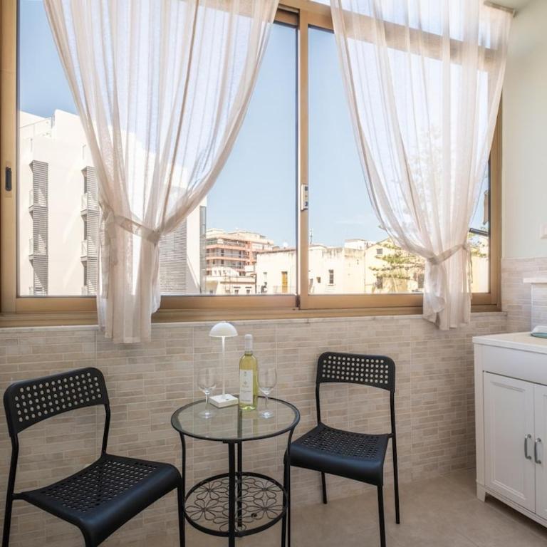 Bright apartment in the city center - Spacious & cozy - Appartamento con 2 Camere da Letto e Balcone - 32
